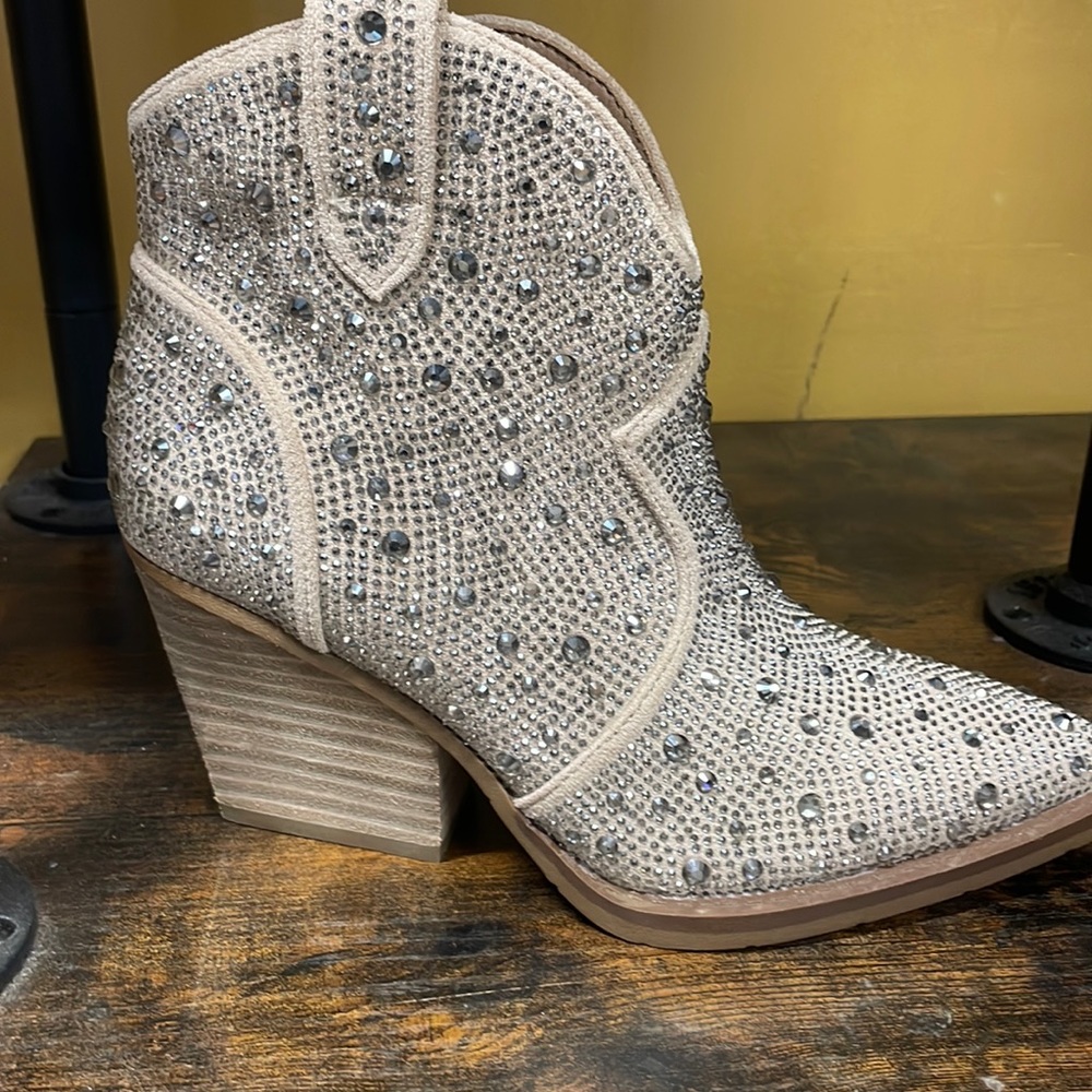 Very G Austin In Taupe